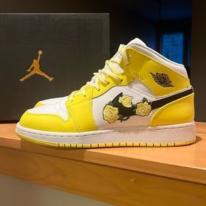 Women’s size US 8 UK 39 or boys size US 6.5